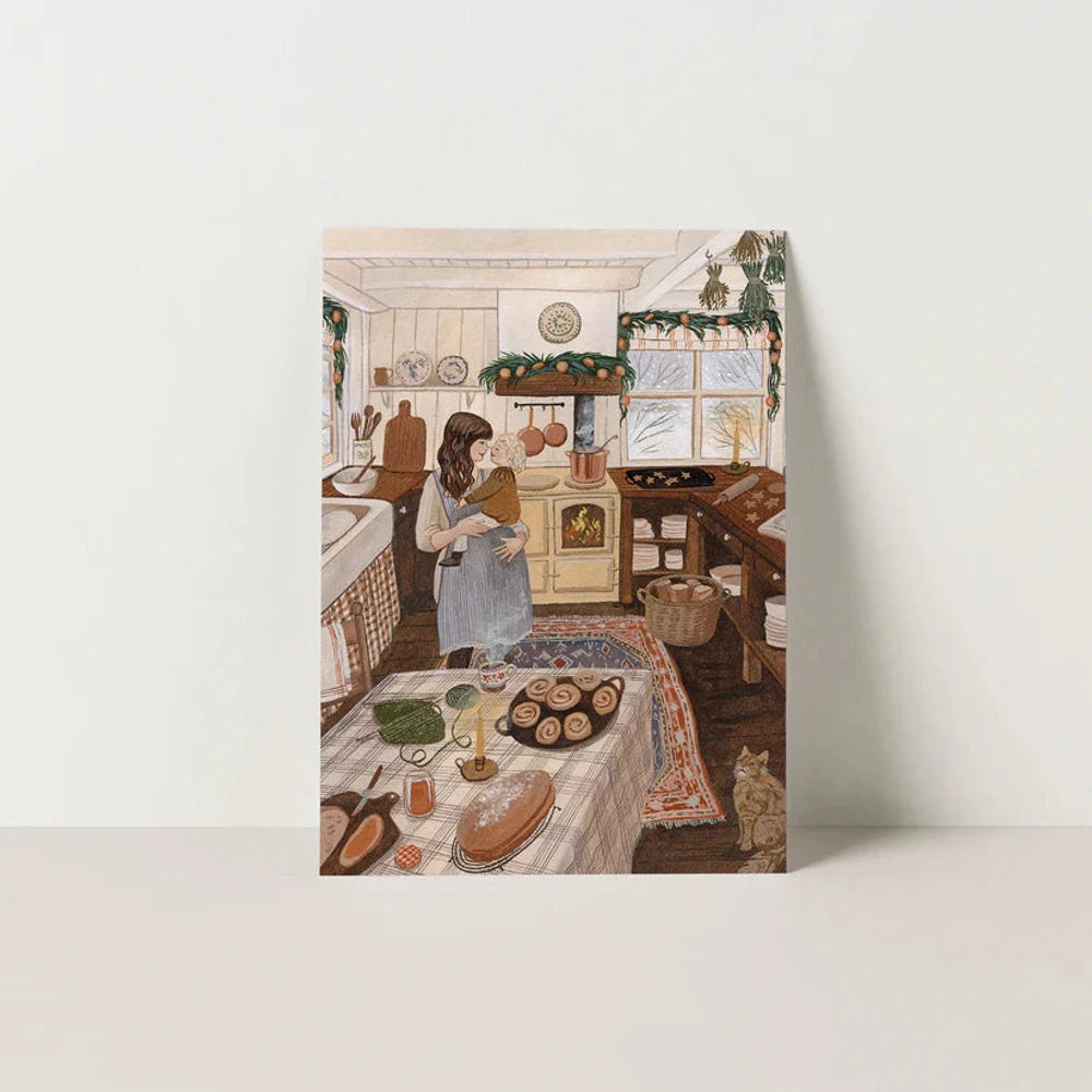 Postkarte Winter backen von Robin Pieterse A6: eine schwangere Mutter hält in der winterlichen Bauernküche ihr Kind im Arm, auf dem Tisch liegen Brot und Zimtschnecken
