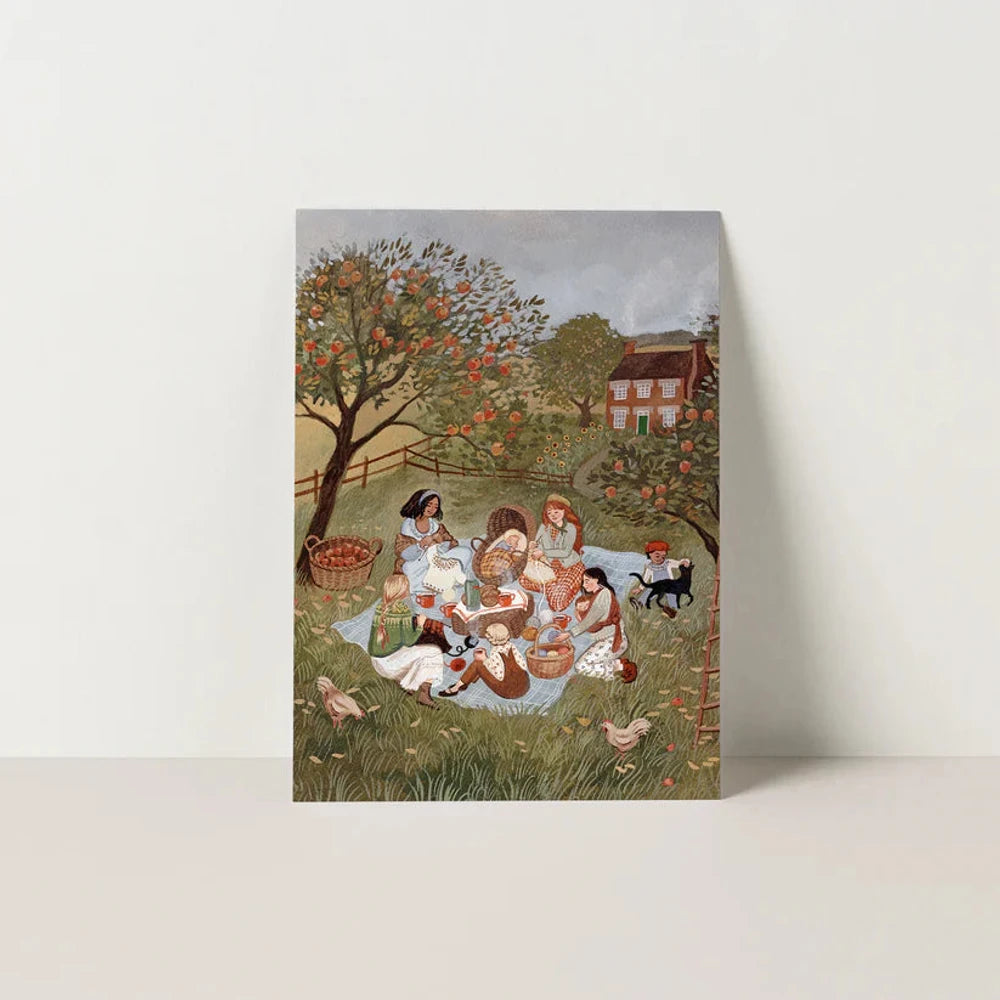 Postkarte Zusammen von Robin Pieterse A6: Frauen sitzen mit ihrem Strickzeug im herbstlichen Garten zusammen, Kinder spielen, Tee wird eingeschenkt