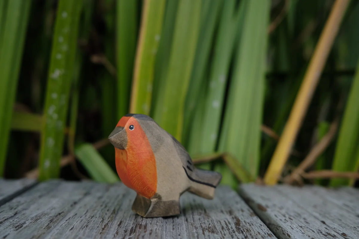 Holzfigur Rotkehlchen von HolzWald mit orangeroter Brust