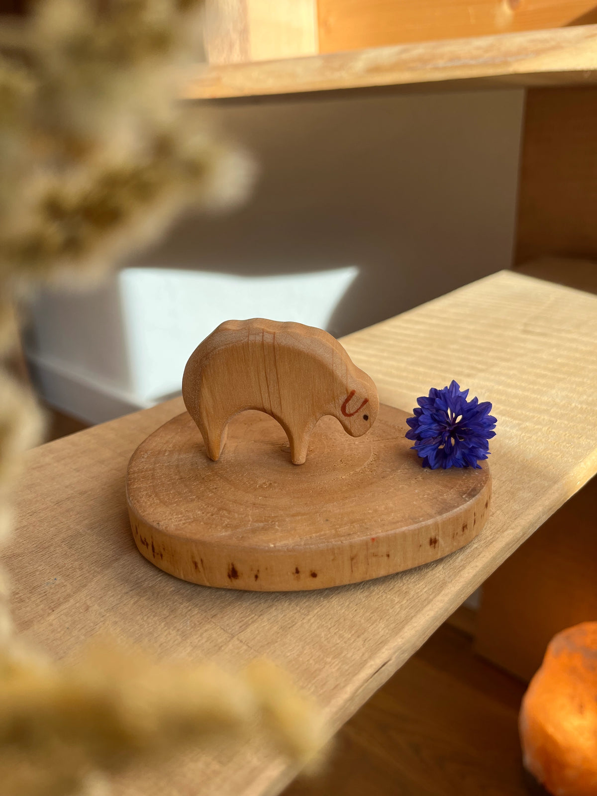 Holzfigur Schaf grasend von Decor Spielzeug, Foto