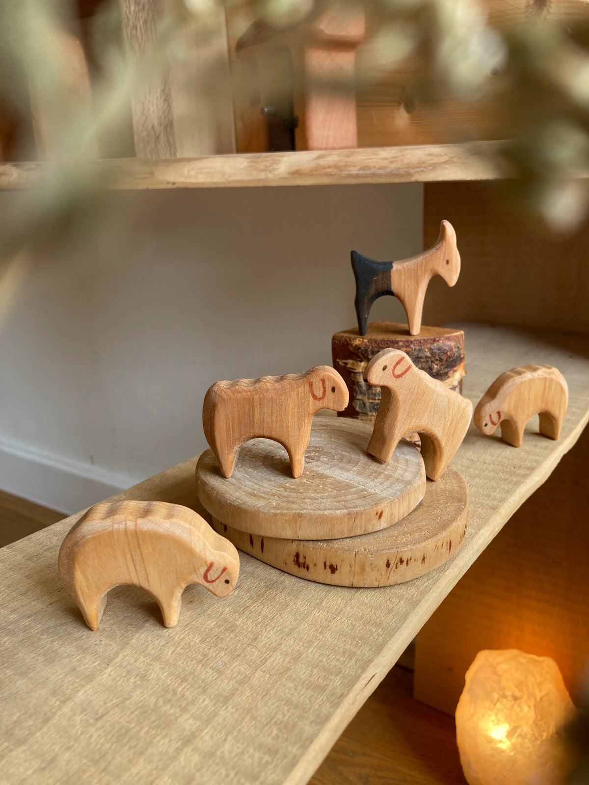 Holzfiguren Schafe und Bock von Decor Spielzeug, Schafherde aus Erlenholz