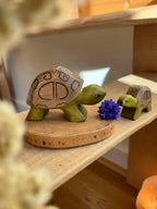 Holzfigur Schildkröte klein von HolzWald mit weiteren HolzWald Figuren, Foto