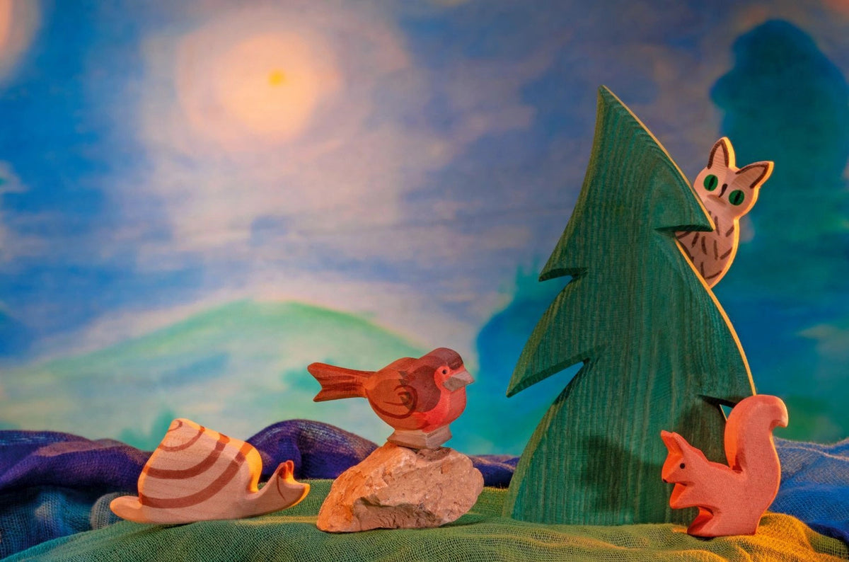 Ostheimer Schnecke mit Rotkehlchen, Eichhörnchen und Eule, Spielszene