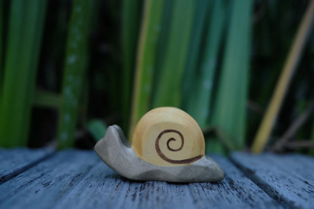 Holzfigur Schnecke von HolzWald mit gewundenem Häuschen