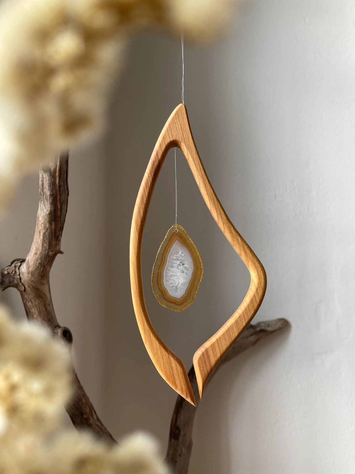 Fensterschmuck Harfe mit naturfarbener Achatscheibe von Sternengasse, Foto