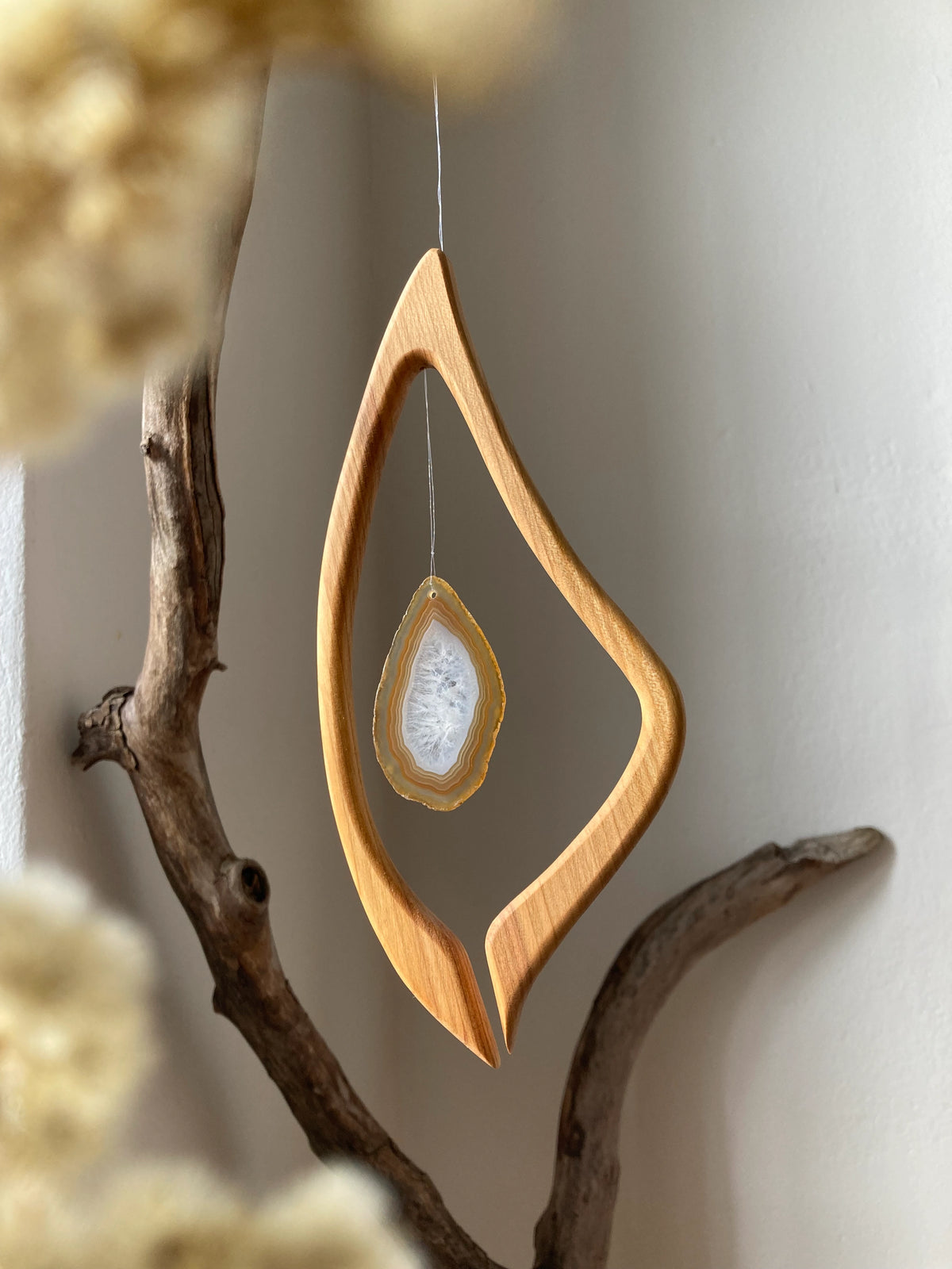 Fensterschmuck Harfe mit naturfarbener Achatscheibe von Sternengasse, Foto