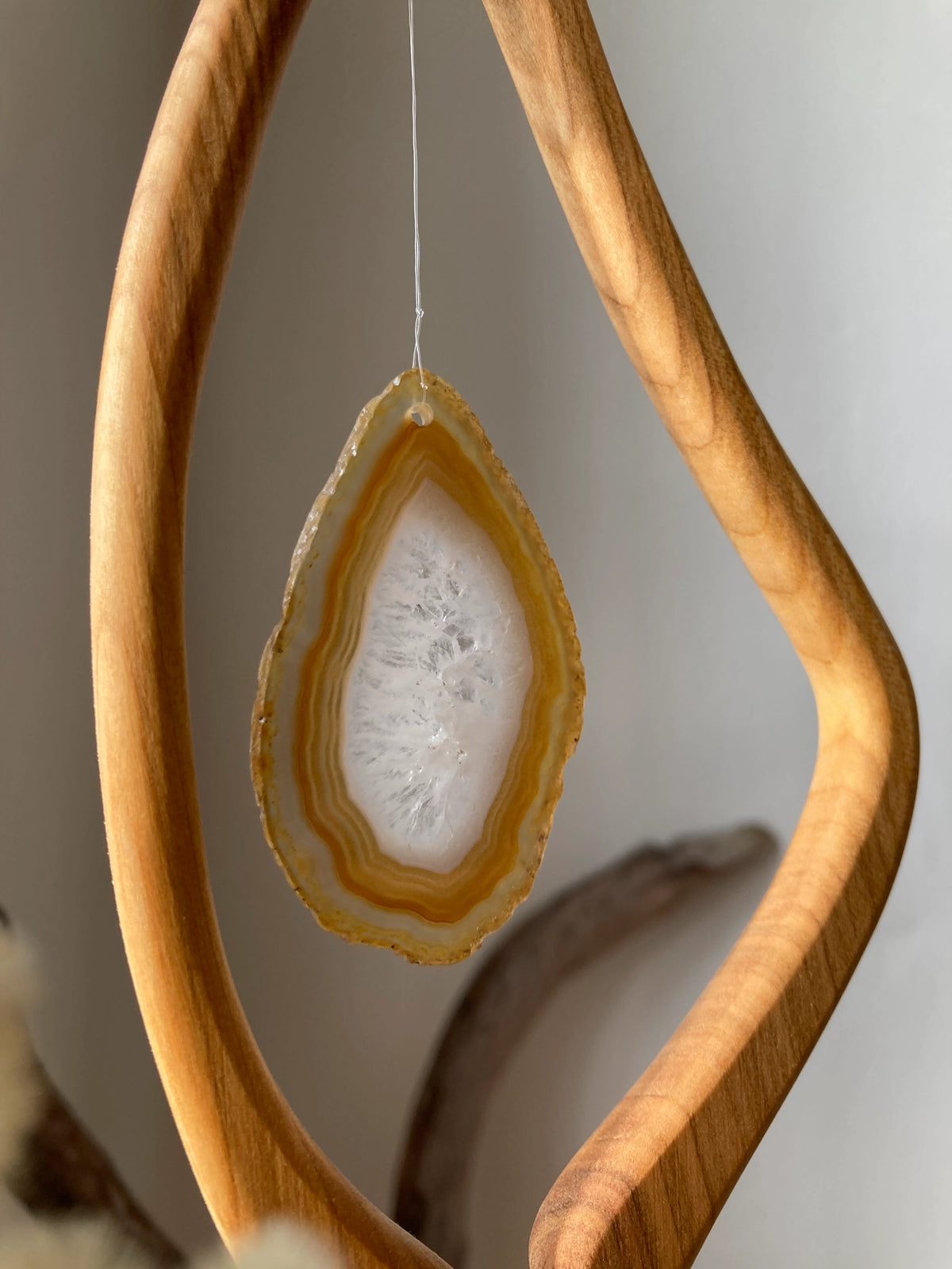 Fensterschmuck Harfe mit naturfarbener Achatscheibe von Sternengasse, Nahaufnahme der Achatscheibe