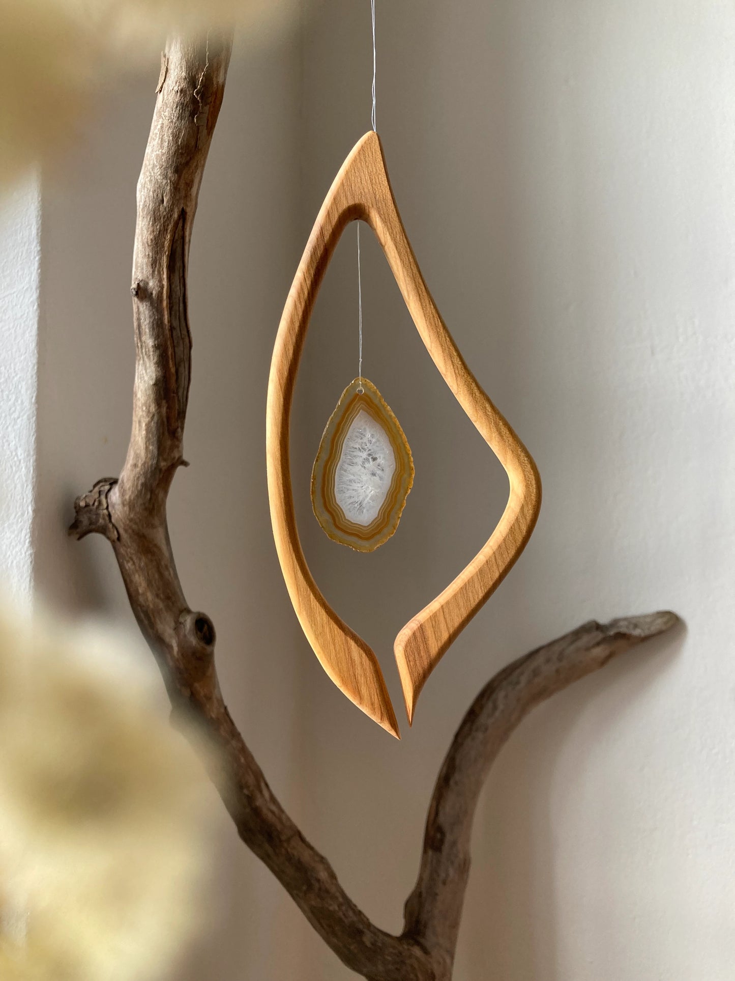 Fensterschmuck - Harfe mit naturfarbener Achatscheibe