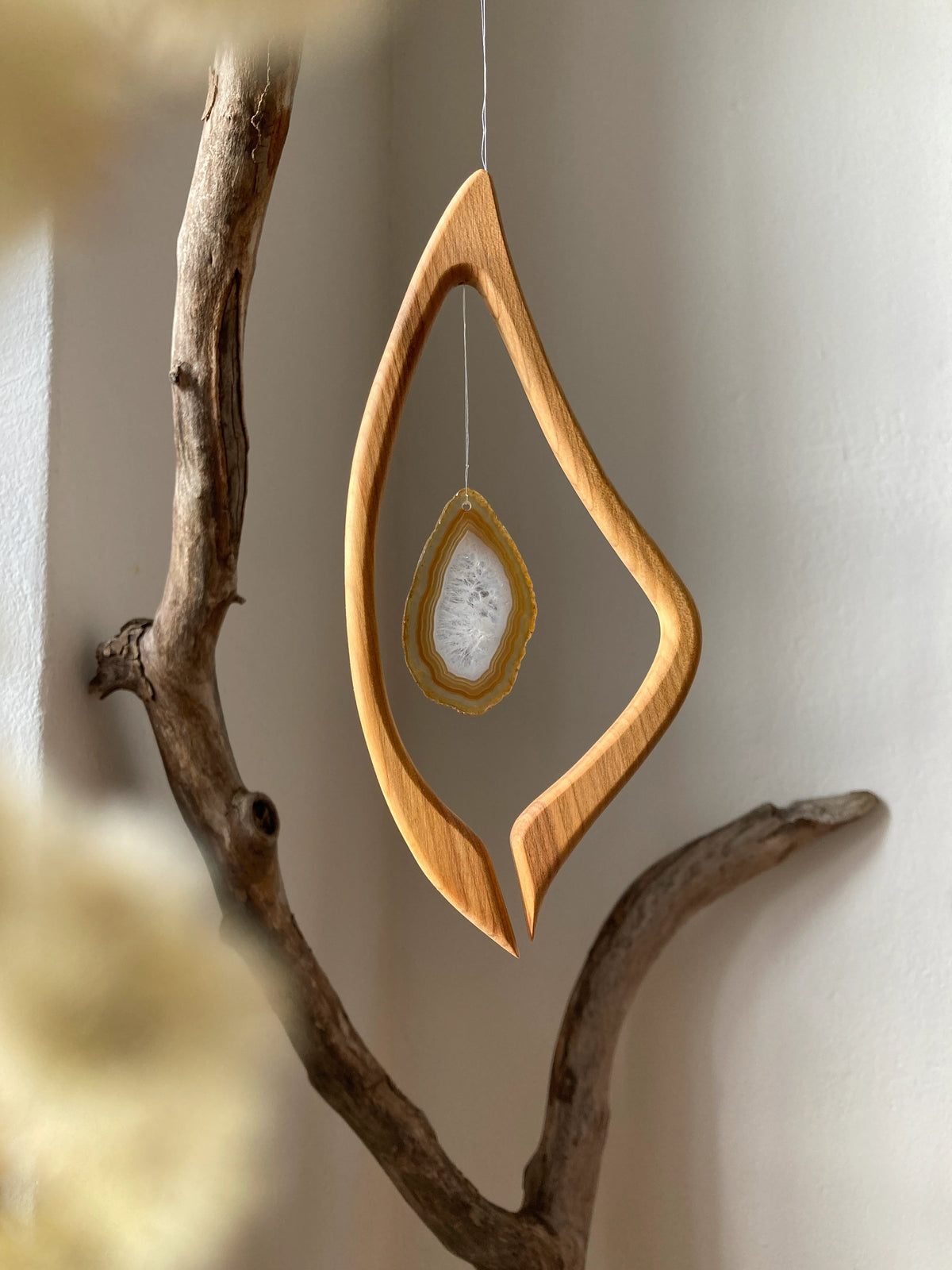 Fensterschmuck Harfe mit naturfarbener Achatscheibe von Sternengasse, Foto