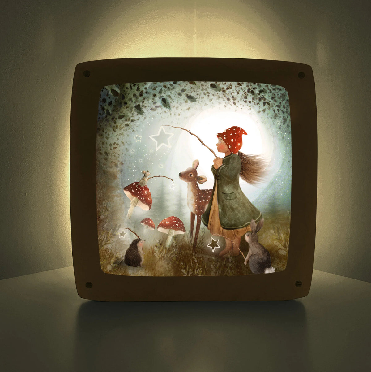 Motiv Hell leuchtende Nacht von Bijdehansje für die magische Lampe: Kind mit Sternlaterne, Reh und Fliegenpilze im nächtlichen Wald