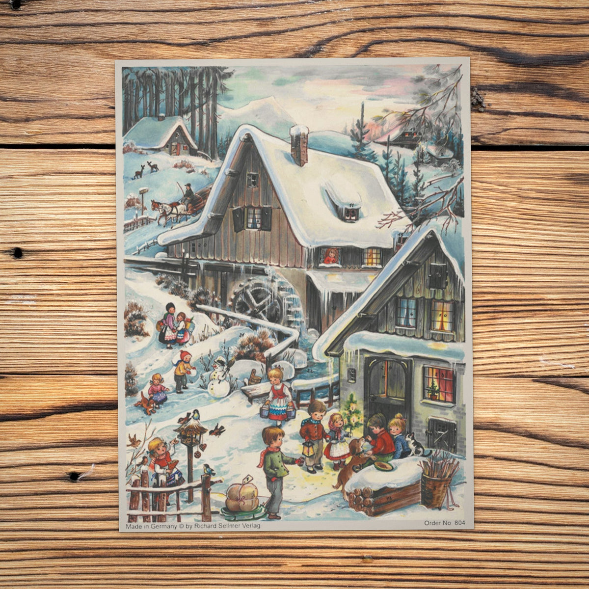 Sellmer Adventskalender An der Mühle A4 auf einem Holztisch