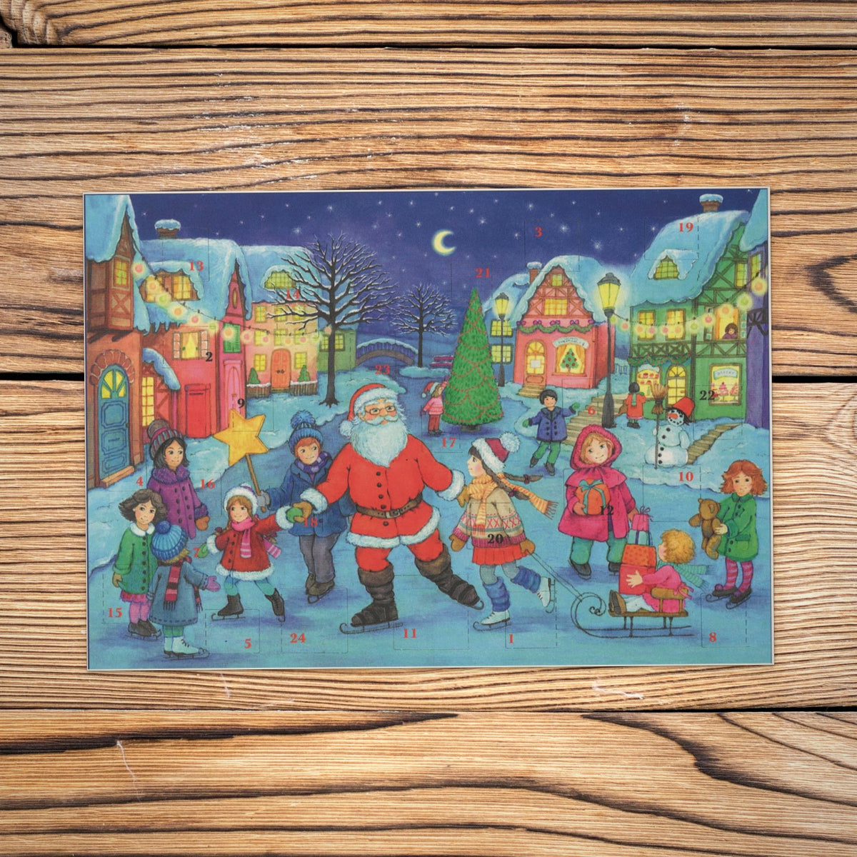Sellmer Adventskalender Schlittschuh laufen mit dem Weihnachtsmann A4 auf einem Holztisch