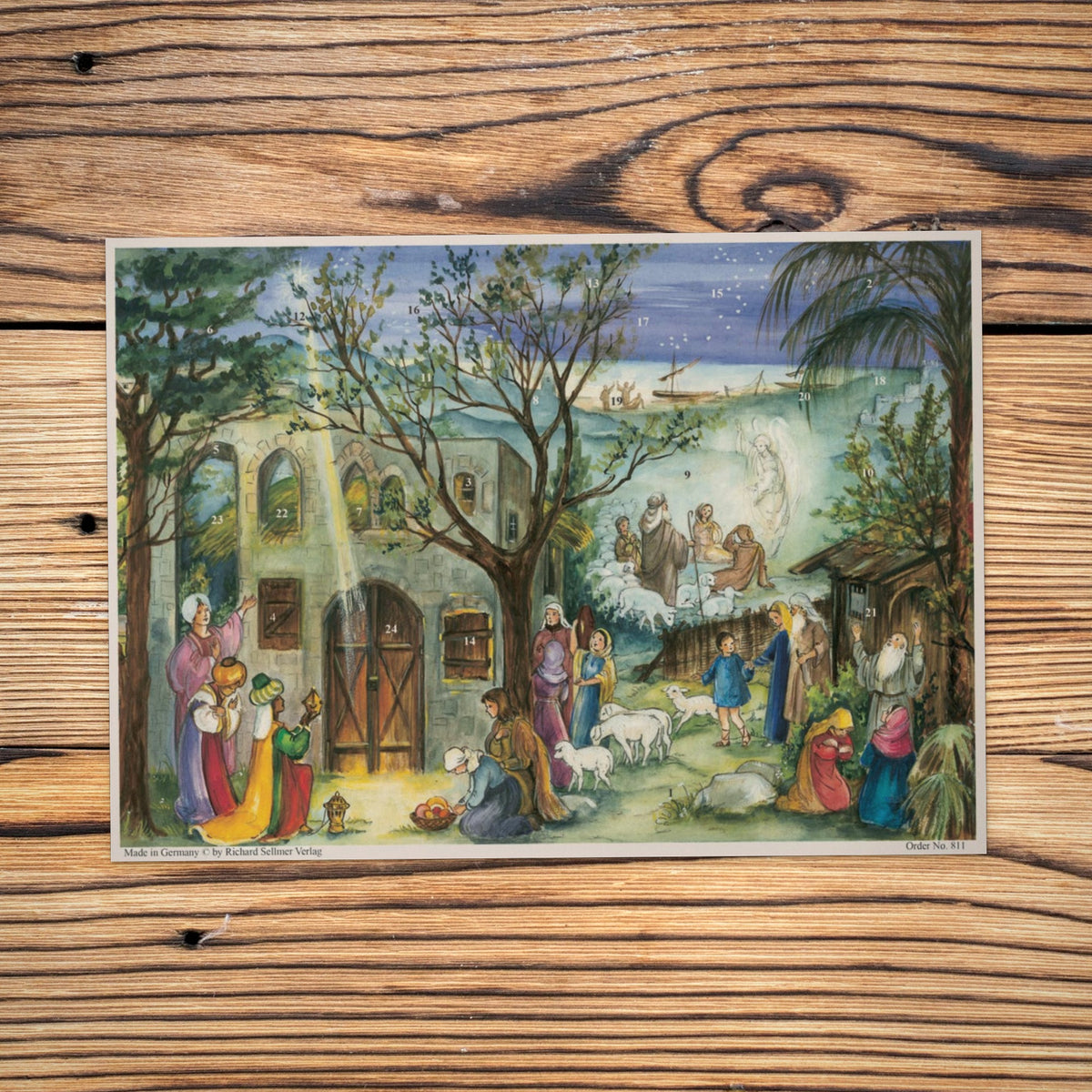 Sellmer Adventskalender Stall von Bethlehem A4 auf einem Holztisch