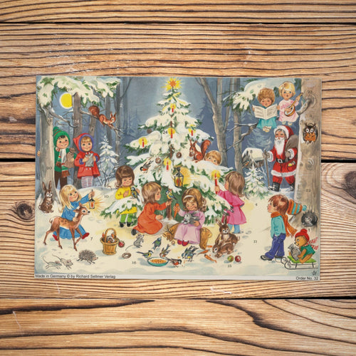 Sellmer Adventskalender Weihnachten im Wald A4 auf einem Holztisch