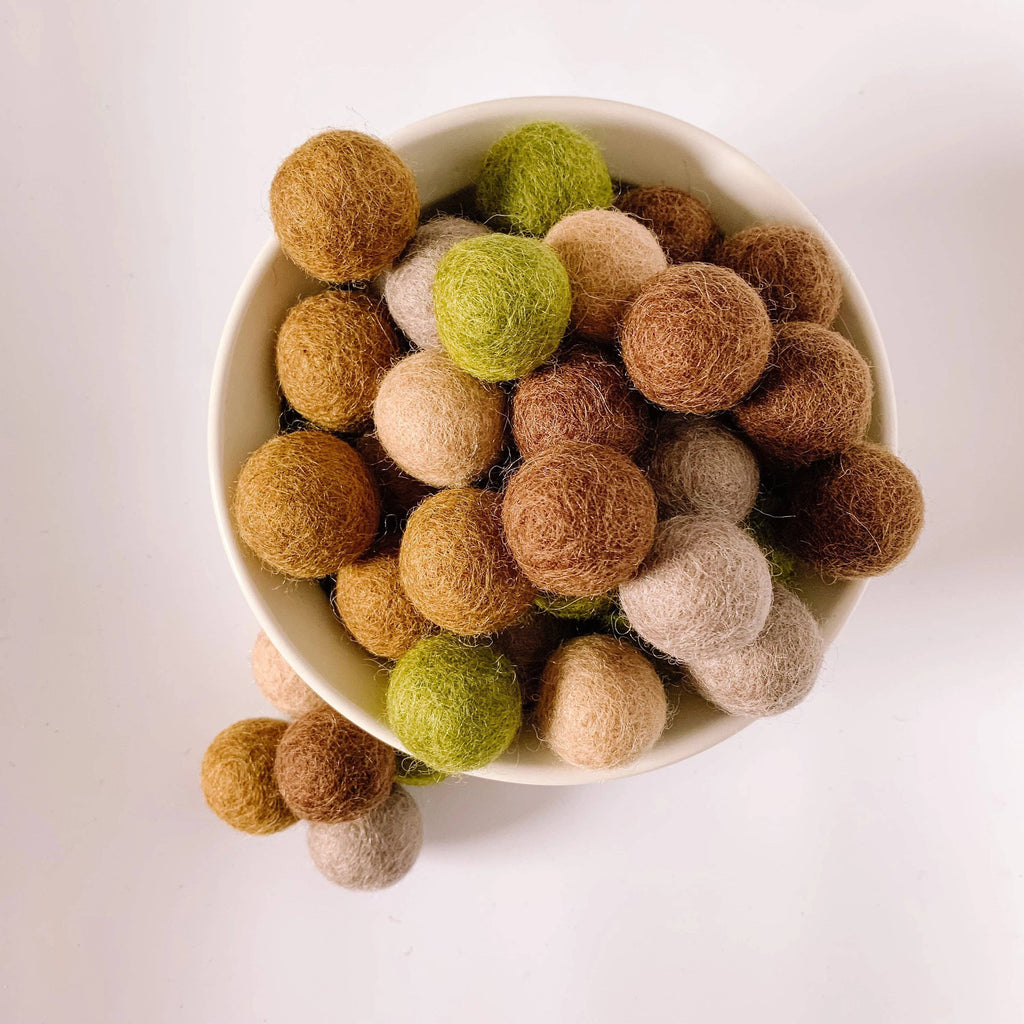 Filzkugeln Dinofarben 2 cm von Sewing Seeds Play, Schale mit Kugeln von oben