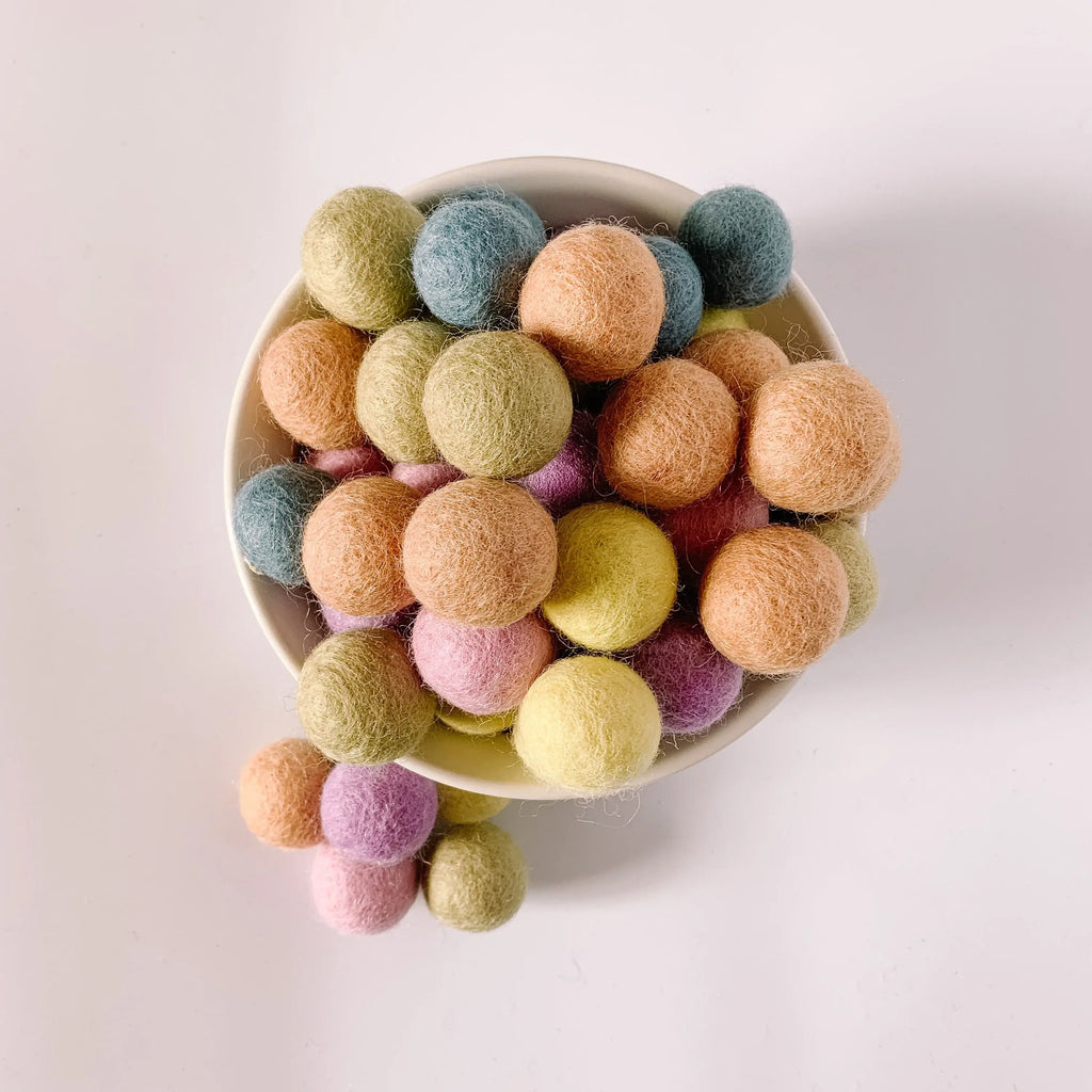 Filzkugeln Pastell-Regenbogen 2 cm von Sewing Seeds Play in einer Schale