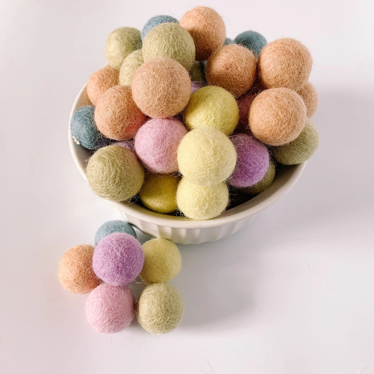 Filzkugeln Pastell-Regenbogen 2 cm von Sewing Seeds Play, Schale mit Kugeln