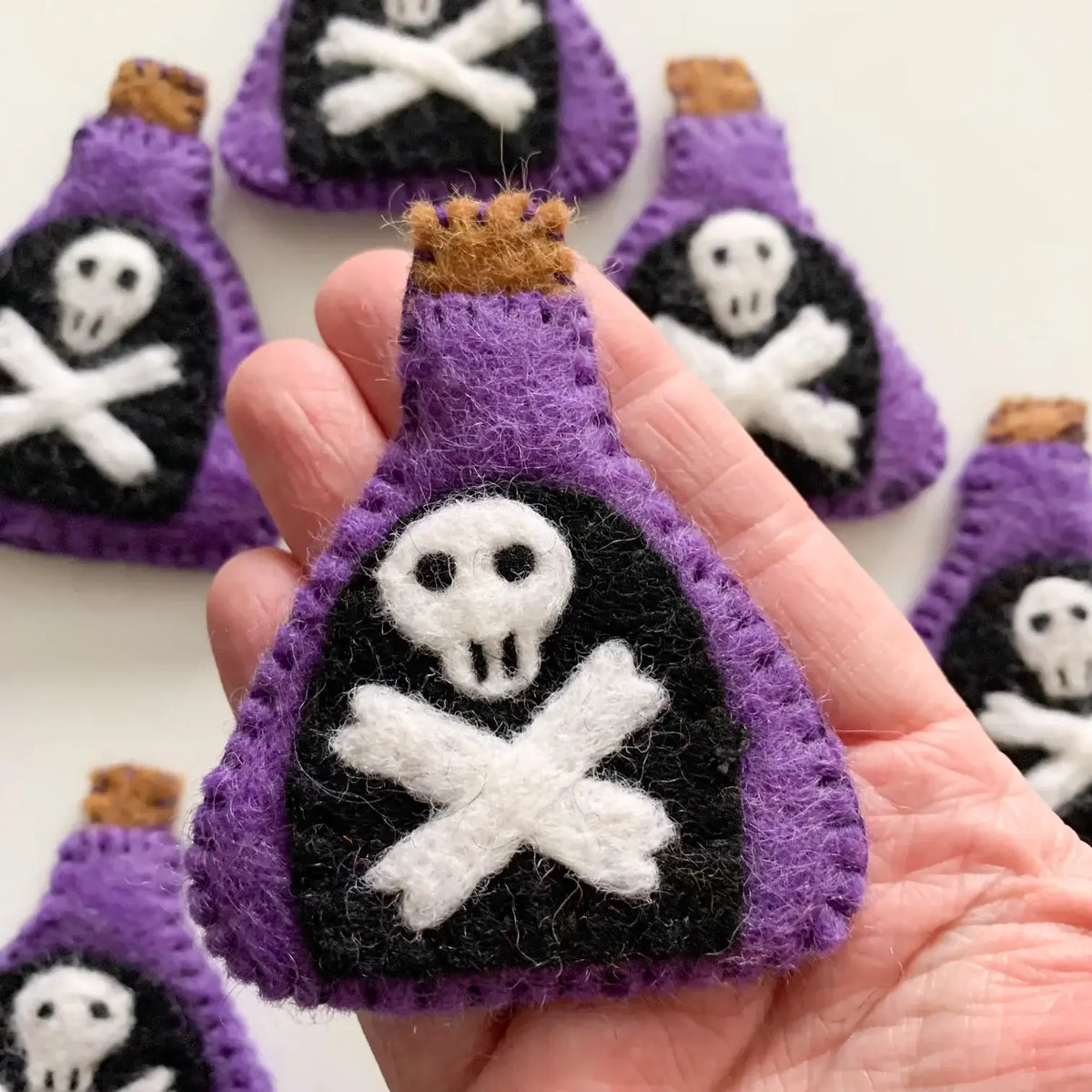 Hexentrank lila aus Filz von Sewing Seeds Play mit Totenkopf in einer Hand