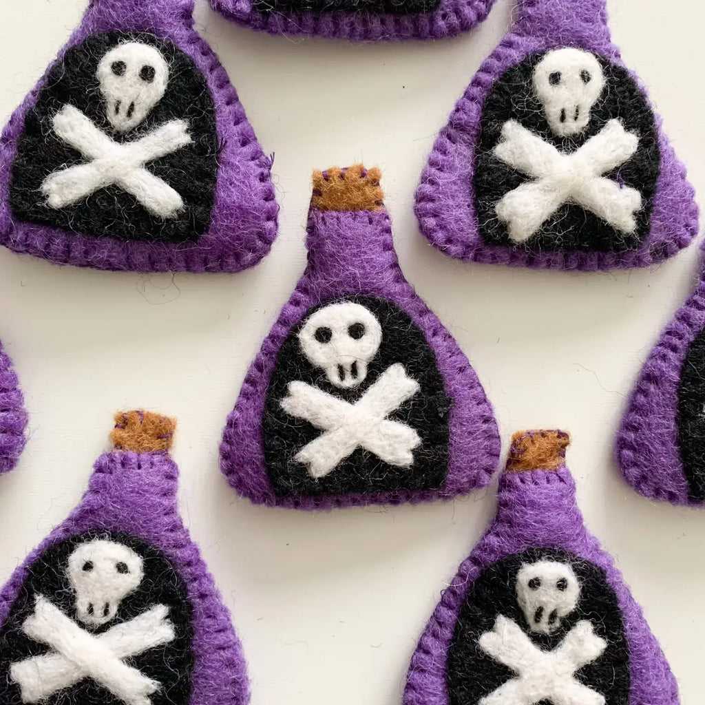 Hexentränke lila aus Filz von Sewing Seeds Play nebeneinander
