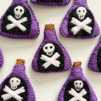 Hexentränke lila aus Filz von Sewing Seeds Play nebeneinander