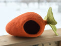 Karottenhaus aus Filz von Sewing Seeds Play, orangefarbenes Spielhaus aus Filz in Karottenform