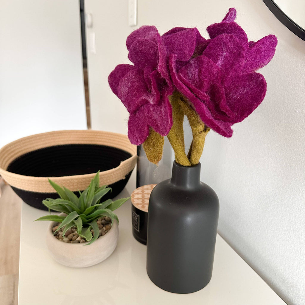 Wildblumenstiel lila aus Filz von Sewing Seeds Play in einer schwarzen Vase