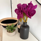 Wildblumenstiel lila aus Filz von Sewing Seeds Play in einer schwarzen Vase