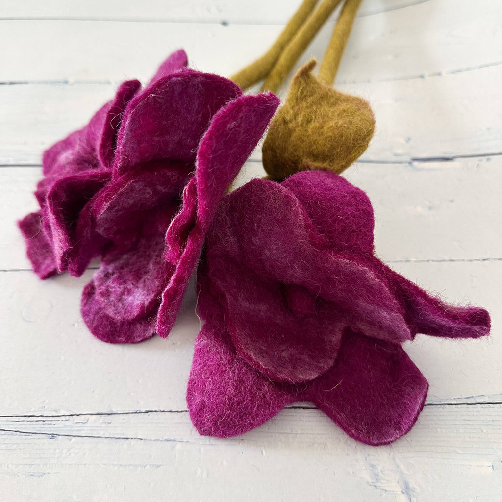 Wildblumenstiel lila aus Filz von Sewing Seeds Play, Blüte liegend