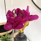 Wildblumenstiel lila aus Filz von Sewing Seeds Play neben Zimmerpflanzen