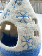 Winterspielhaus aus Filz von Sewing Seeds Play, Ansicht 4