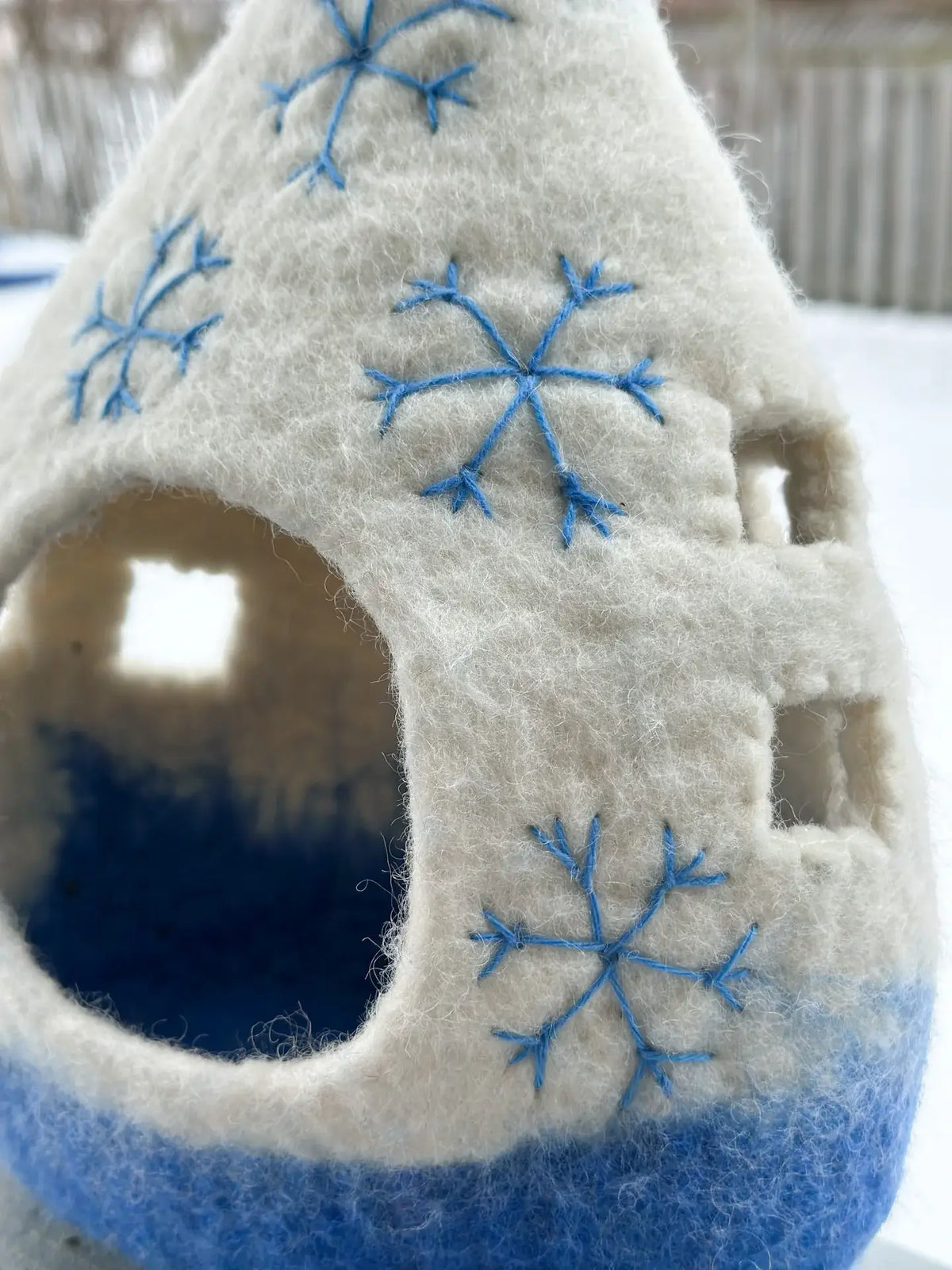 Winterspielhaus aus Filz von Sewing Seeds Play, Ansicht 4
