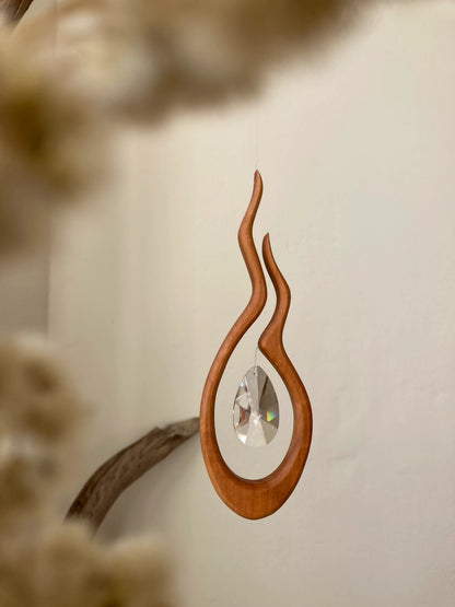 Fensterschmuck - Shakti mit Regenbogen-Kristall