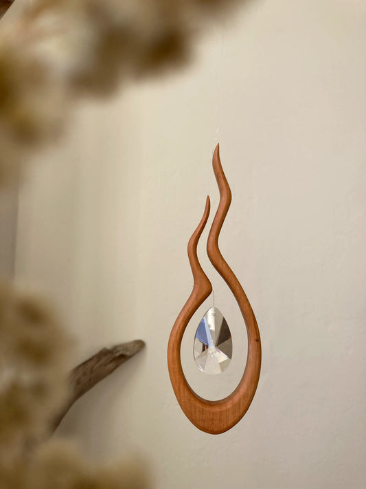 Fensterschmuck - Shakti mit Regenbogen-Kristall