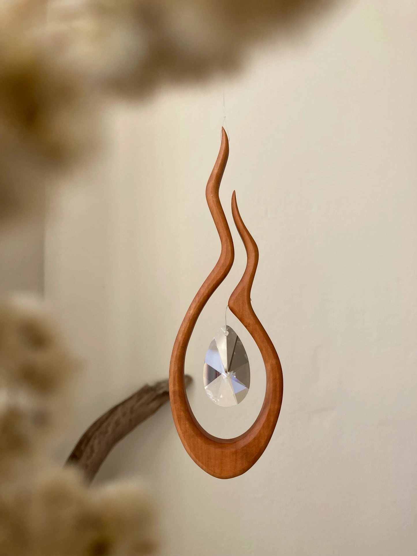 Fensterschmuck - Shakti mit Regenbogen-Kristall