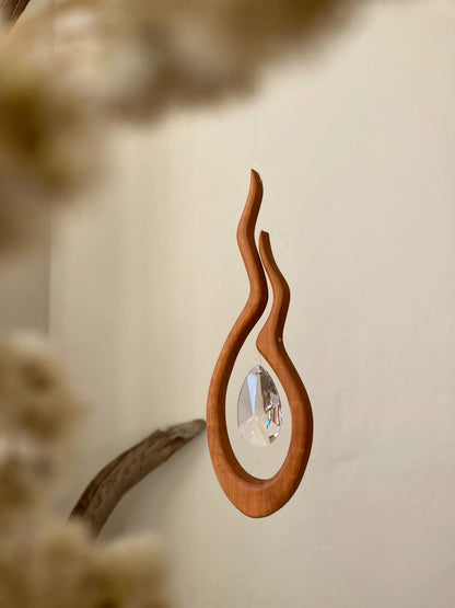 Fensterschmuck - Shakti mit Regenbogen-Kristall