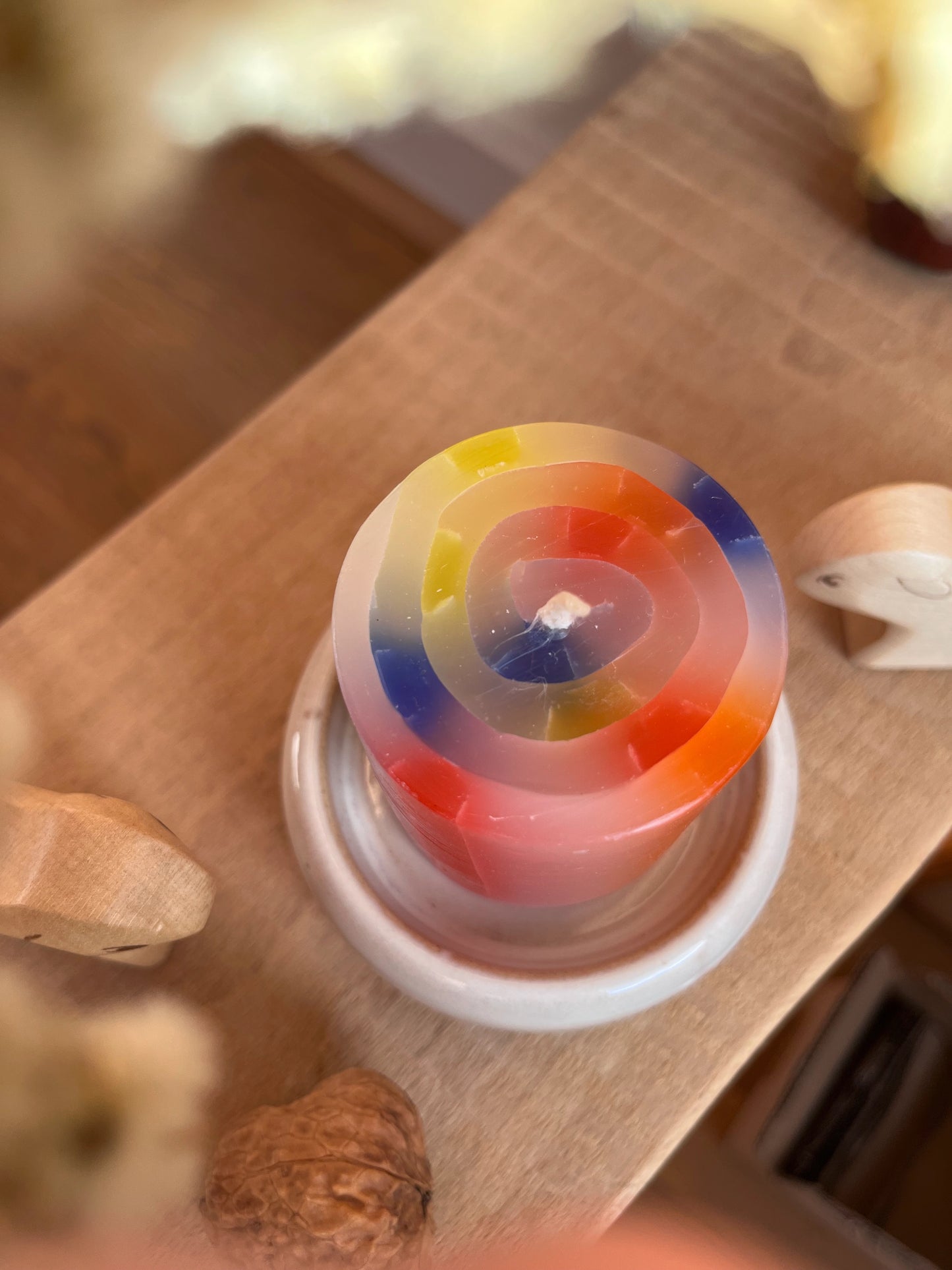 Stumpenkerze Regenbogen "Spirale"