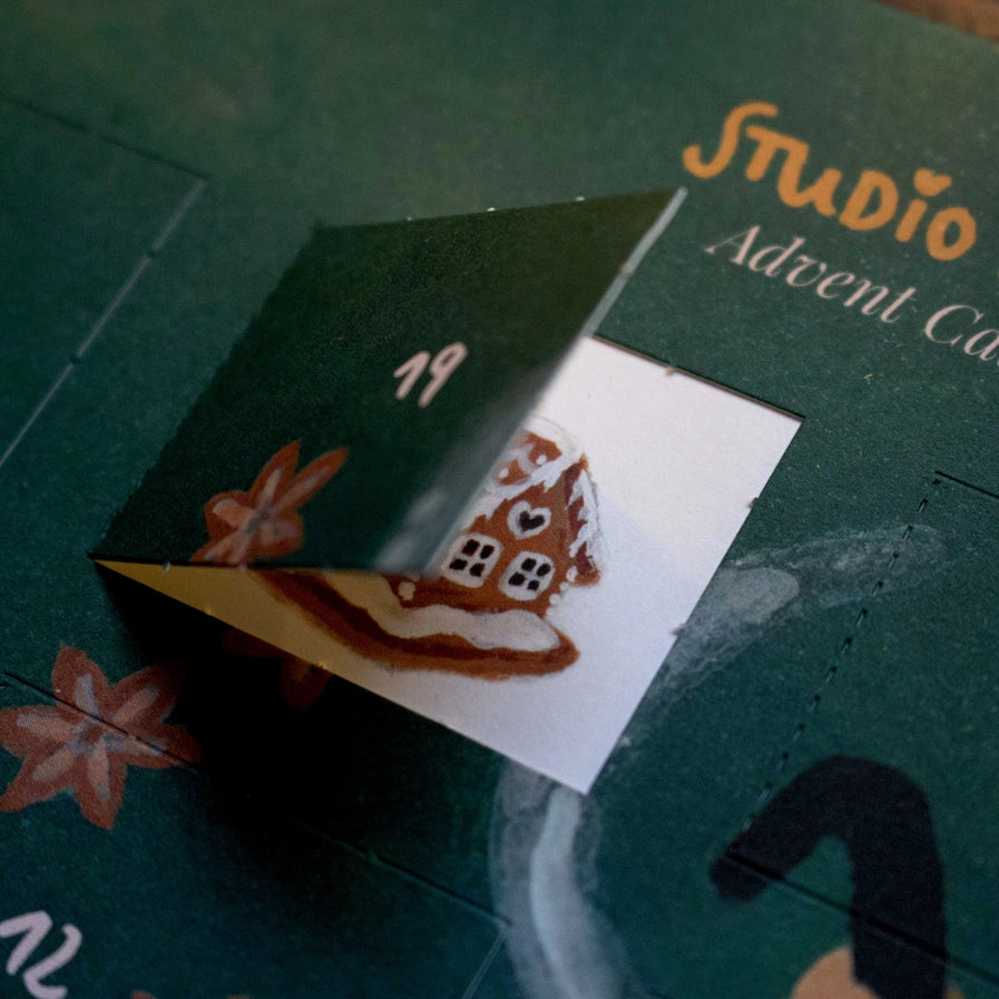 Adventskalender Wichtel von Studio Satsch, geöffnetes Türchen mit kleinem Lebkuchenhaus