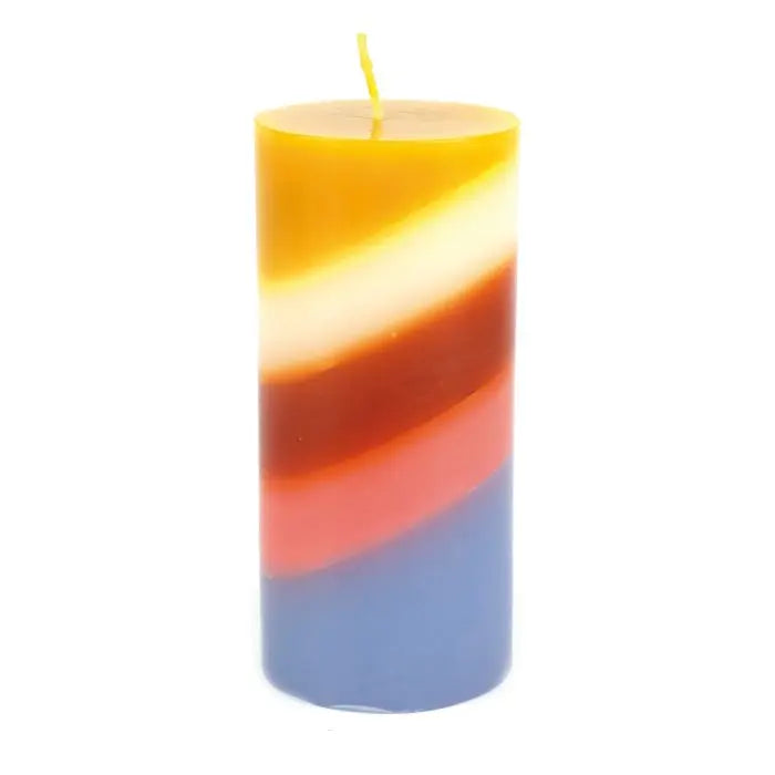 Stumpenkerze Himmelsfarben mit Gelb von El Puente, Stumpenkerze mit schrägen Streifen in Blau, Rosé, Orange, Weiß und Gelb