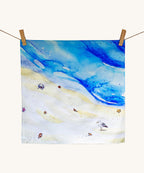 Spieltuch Strand von The Wonderie mit Meer, Sandstrand, Muscheln, Krabbe und Möwe