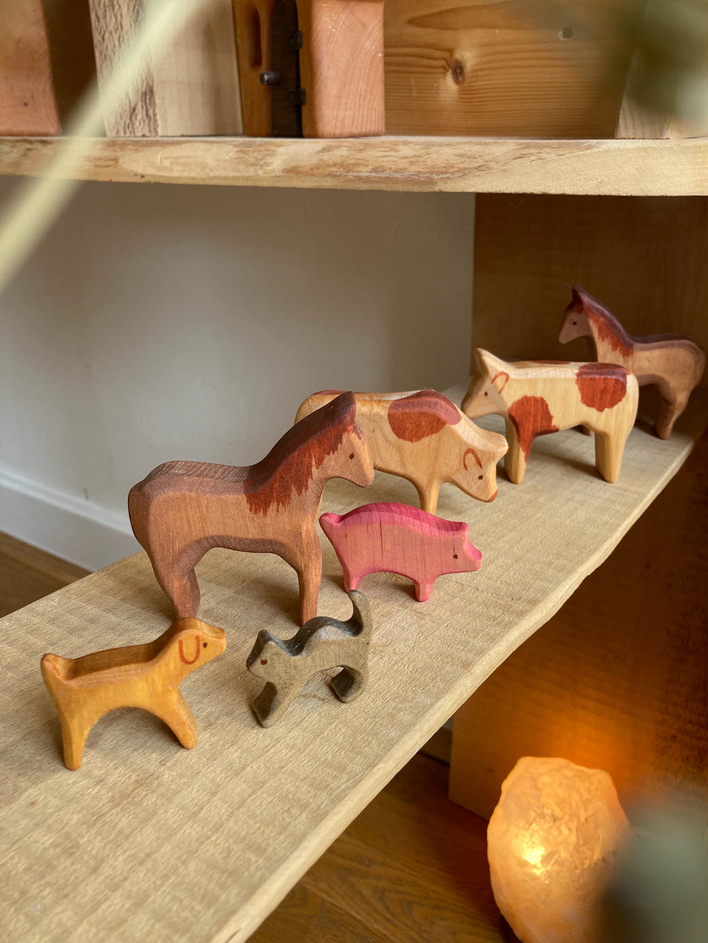 Bauernhoftiere aus Holz von Decor Spielzeug in einer Reihe, Foto