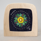 Toverlux Adventskalender von Sonne, Mond und Erde vor dem ersten Türchen: dunkelblaues Kalenderblatt mit Sonne in der Mitte