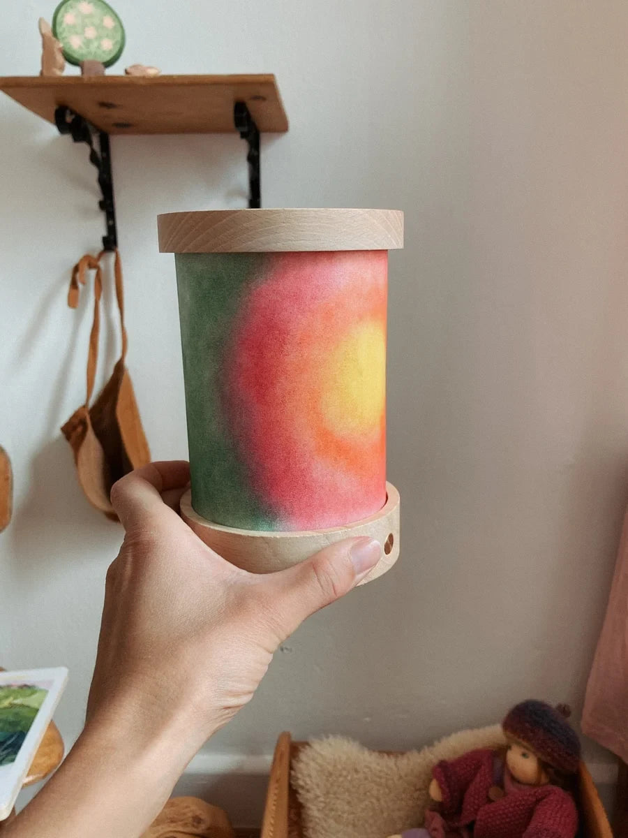 Toverlux Lichtkartenpapier zum Selbstgestalten: Hand hält die Laterne mit selbst gemalter Regenbogensonne