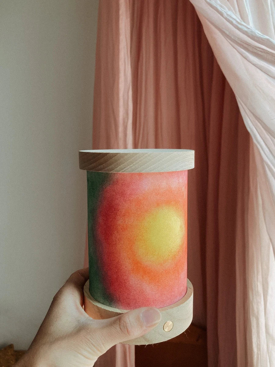 Toverlux Lichtkartenpapier zum Selbstgestalten: Hand hält die Laterne mit selbst gemalter Sonne vor einem rosa Vorhang