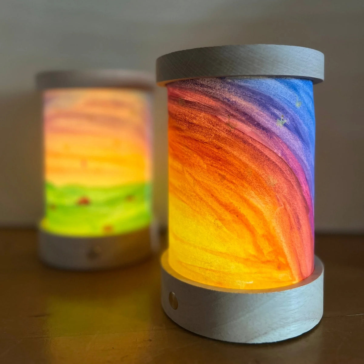 Toverlux Lichtkartenpapier zum Selbstgestalten: zwei Laternen mit selbst gemalter Landschaft und Regenbogen