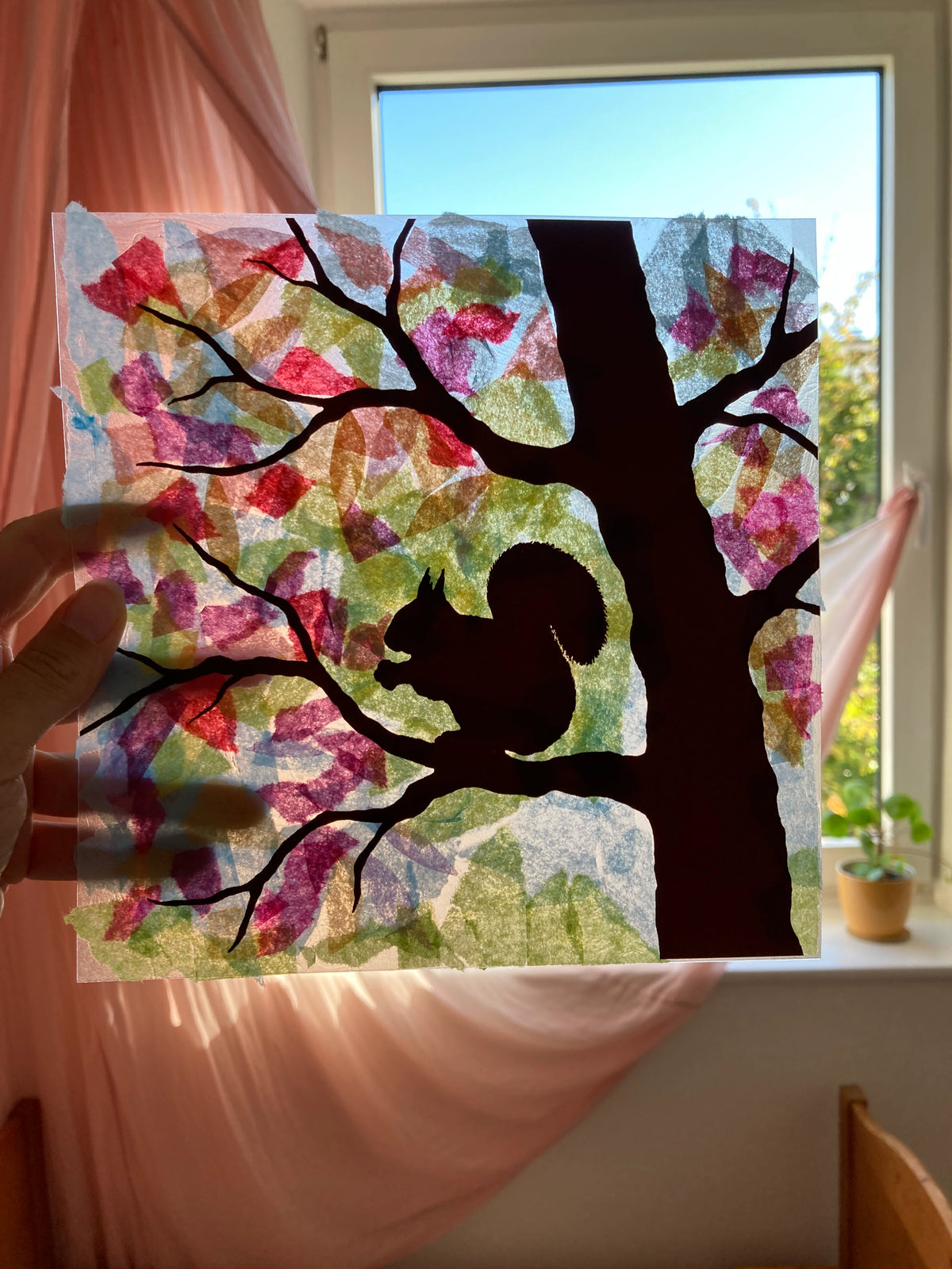 Toverlux DIY Transparent Eichhörnchen von Vogel Geluk: fertiges Transparent aus Seidenpapier vor dem Fenster