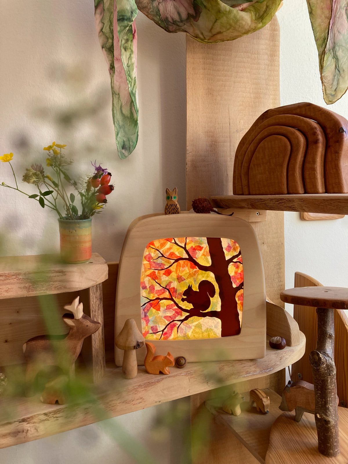 Toverlux DIY Transparent Eichhörnchen von Vogel Geluk: leuchtende Lampe im Spielregal unter einem Holzregenbogen
