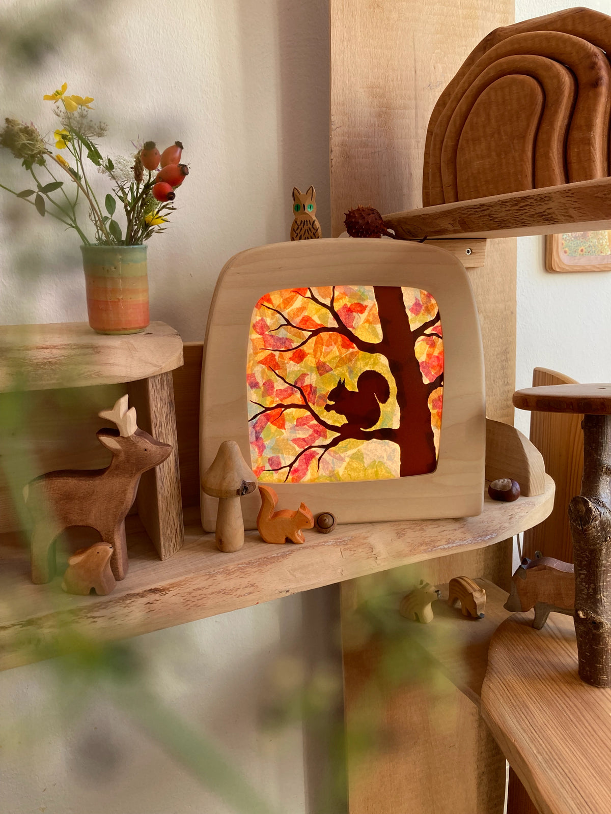 Toverlux DIY Transparent Eichhörnchen von Vogel Geluk: leuchtende Lampe im Regal neben Holzrehen, Pilzen und Wiesenblumen
