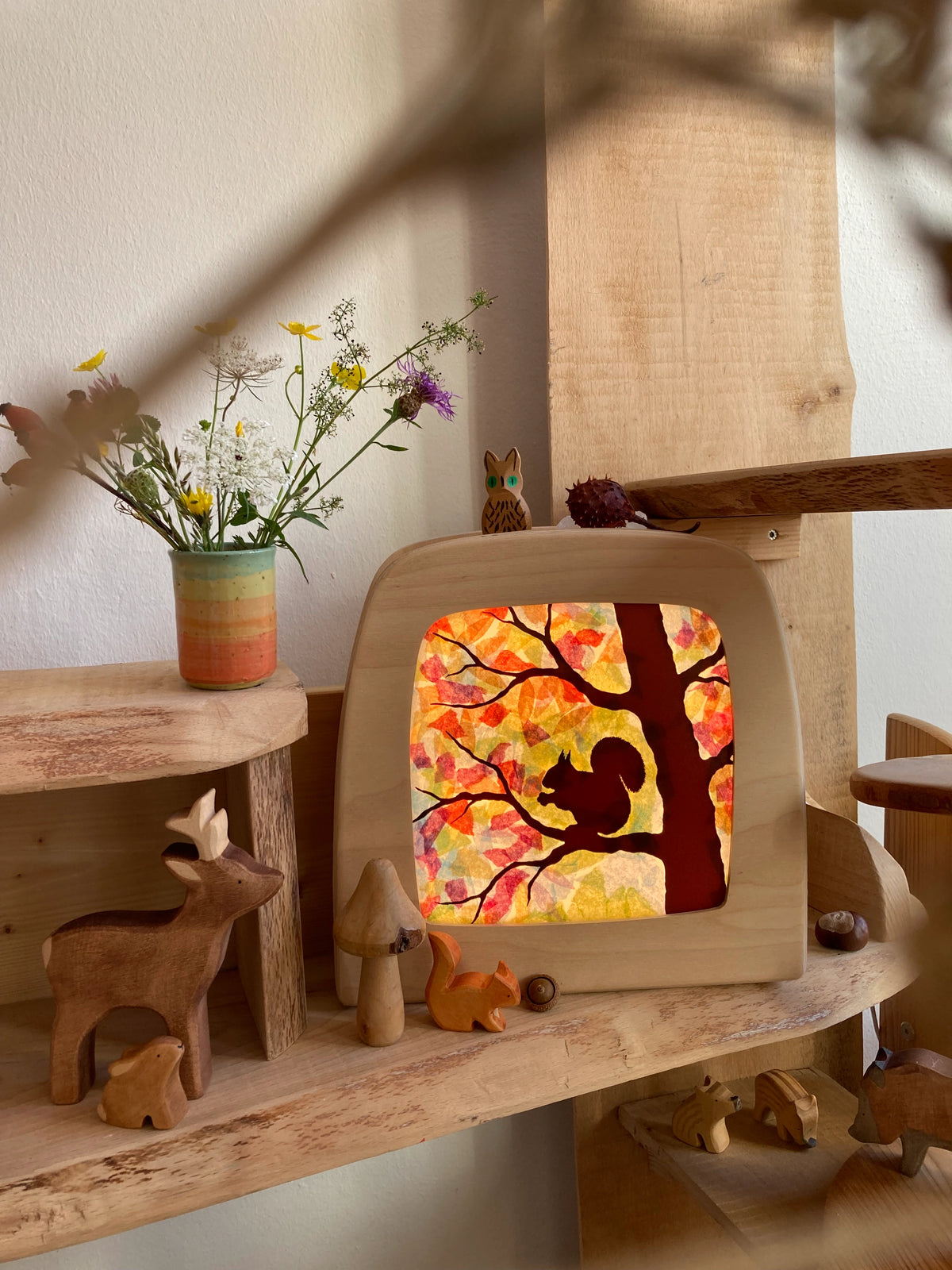 Toverlux DIY Transparent Eichhörnchen von Vogel Geluk: Eichhörnchen im Herbstbaum leuchtet in der Lampe auf einem Holzregal mit Rehfiguren