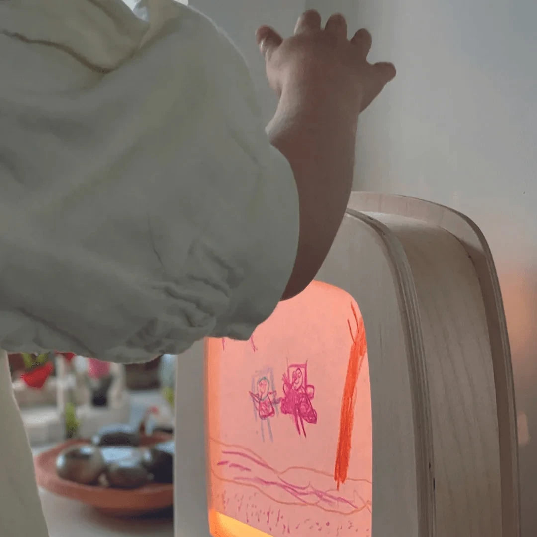 Toverlux DIY Set Stockmar Wachsmalstifte mit Motivpapier: Kinderhand steckt die Zeichnung in die Lampe