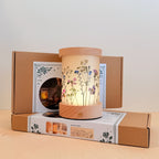 Toverlux Laterne mit Lichtkarte: leuchtende Laterne mit der mitgelieferten Lichtkarte mit Blumenmotiv vor der Verpackung